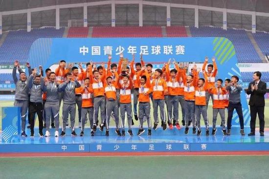 他急忙问叶辰：叶辰......这......这是怎么回事啊......叶辰无奈的耸了耸肩膀：就是这么回事儿啊，从他的面相和卦象来看，他都不该有儿子，结果他偏偏还有三个，那这明显是不对的，不过现在就破案了，他确实没儿子。